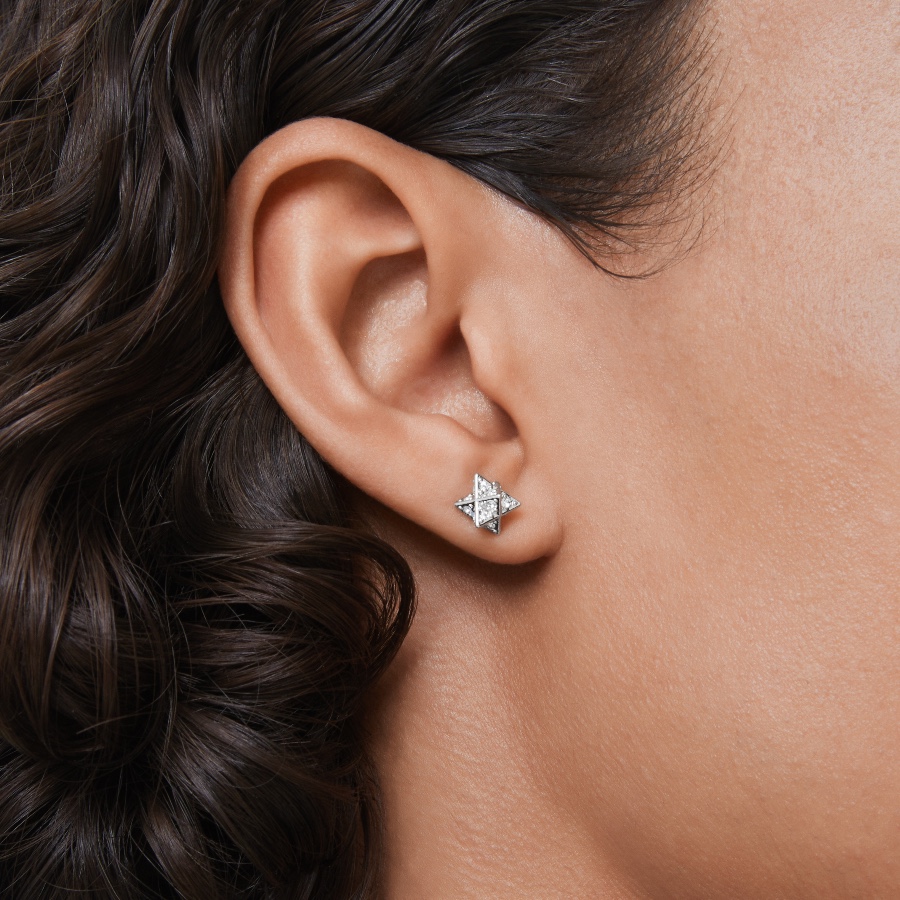 Kolczyki SWAROVSKI Dextera gwiazdy prezentowane na modelce