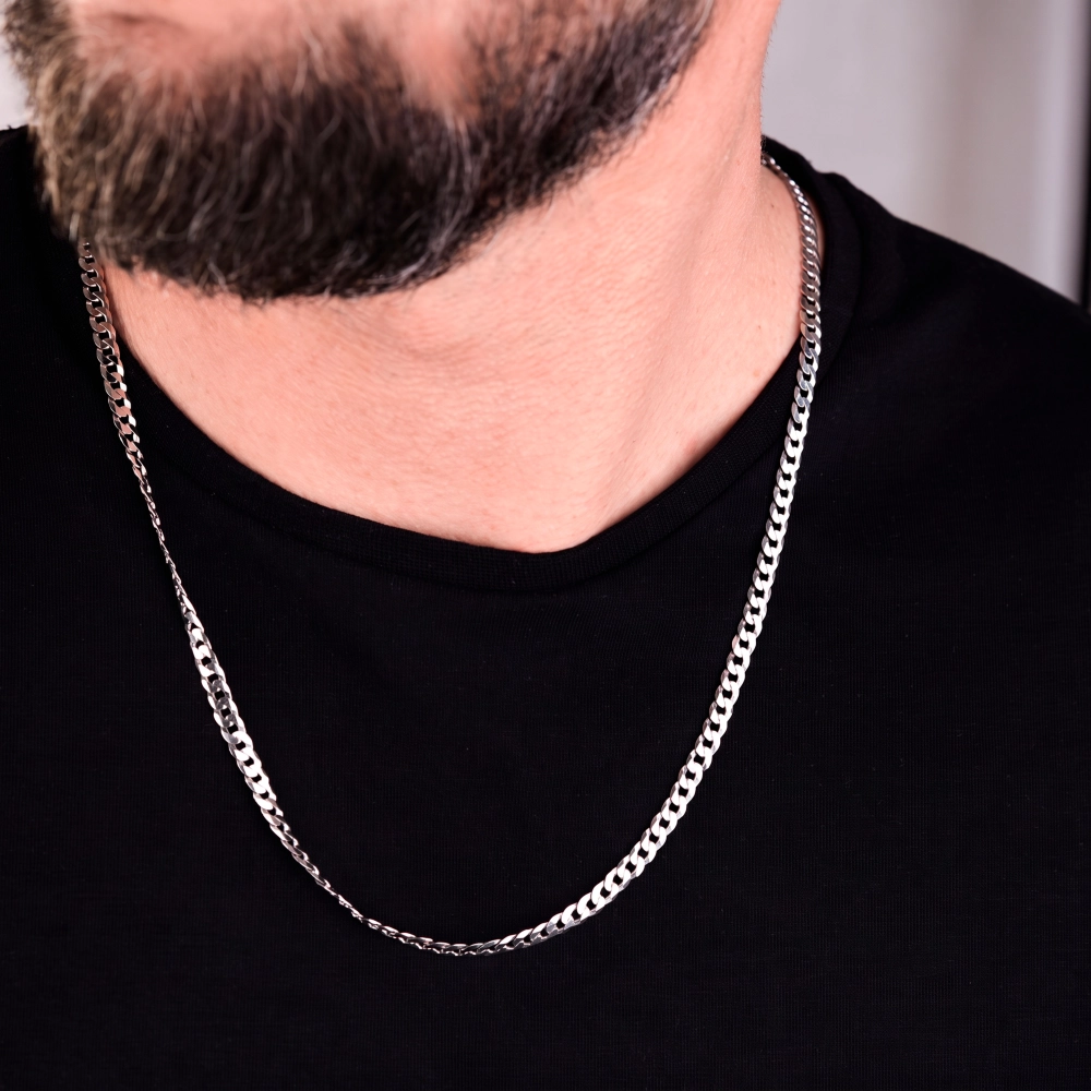 Męski srebrny łańcuszek pancerka na szyi modela