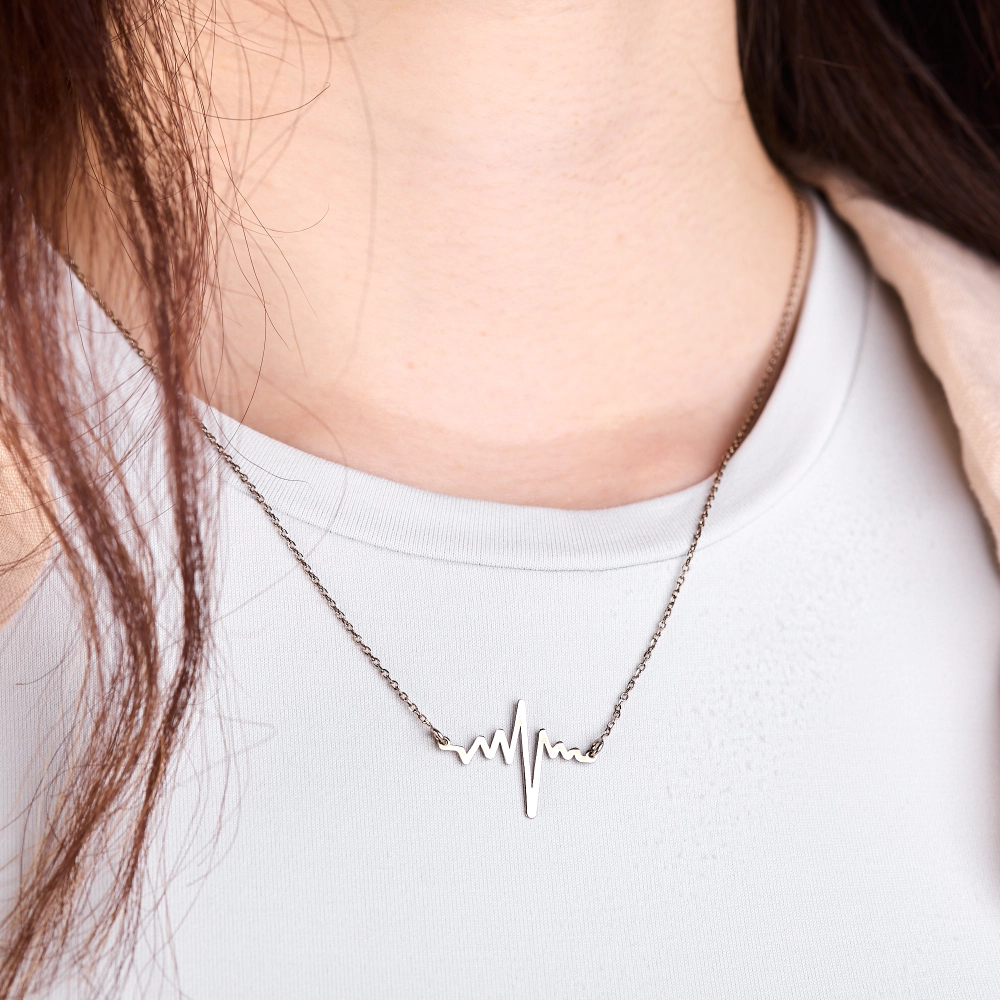 Srebrny naszyjnik z linią życia EKG na szyi modelki