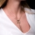 Złoty naszyjnik 585 z otwartym łukiem i kaskadą łańcuszków na modelce
