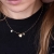 Złoty naszyjnik 585 z trzema gładkimi sercami na modelce