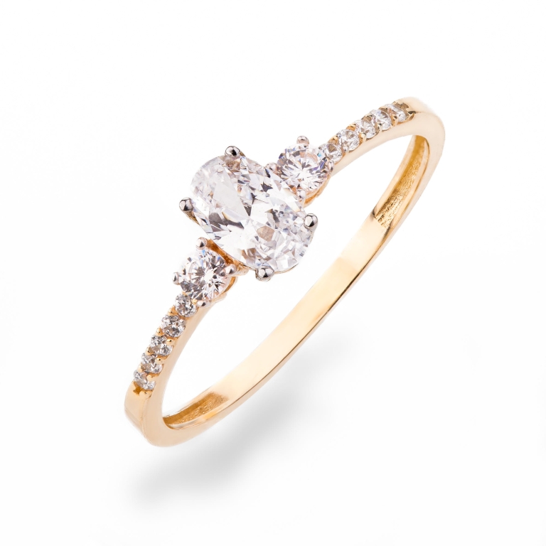 Smukły złoty pierścionek 585 z jasnym kamieniem, widok z boku