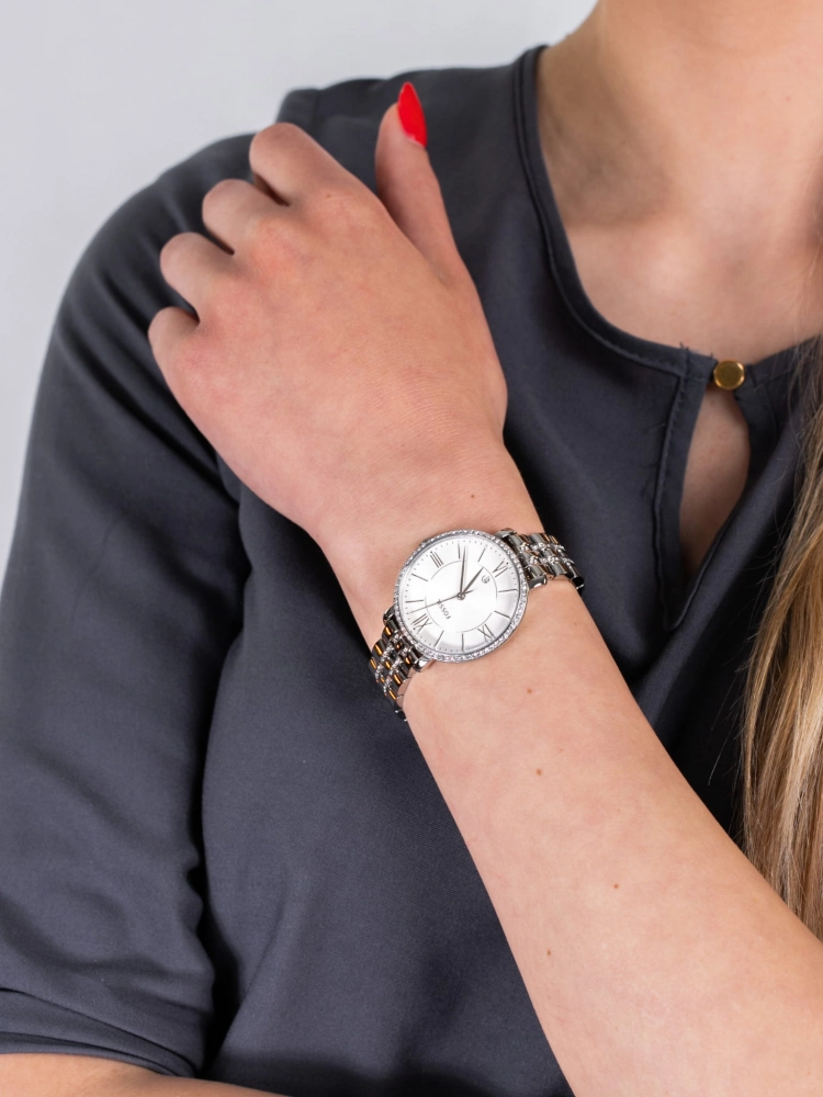 Zegarek FOSSIL Jacqueline ze srebrną tarczą na nadgarstku modelki