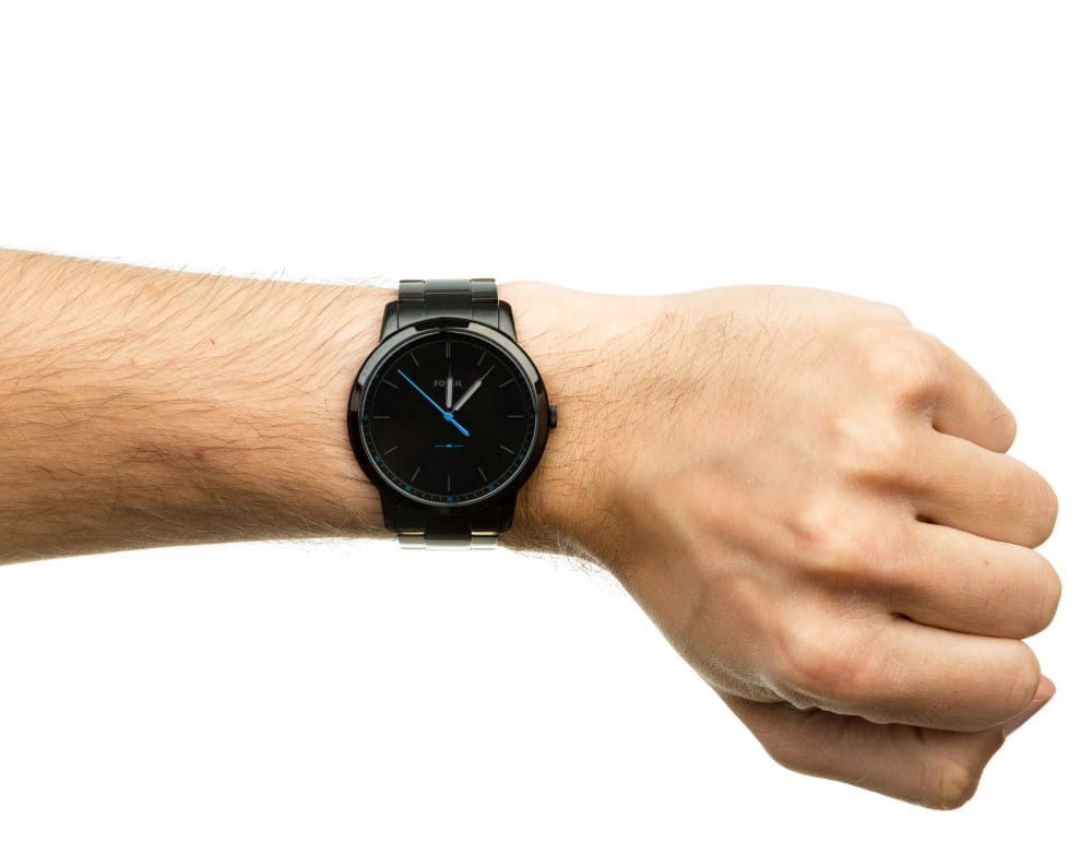 Czarny zegarek FOSSIL Minimalist Slim na męskim nadgarstku